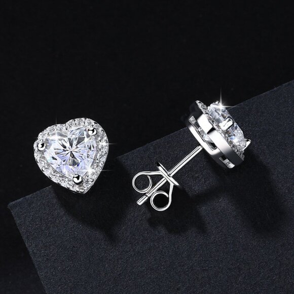 💎NEW Certified  Dazzling 0.5CT Moissanite Heart Studs - Picture 1 of 5